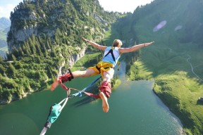 新星恩德里克在对阵墨西哥的热身赛中打入制胜球，助巴西3-2获胜，恩里克足球