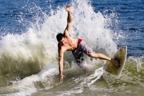 瑞士马术协会与国际马术联合会合作，举办国际马术交流活动，促进技术交流。