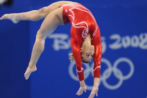 泰国骑手Natchinapha Rattanachotirat在“Princess’s Cup Thailand 2024”中赢得FEI SEA Cup冠军，展现出色表现。